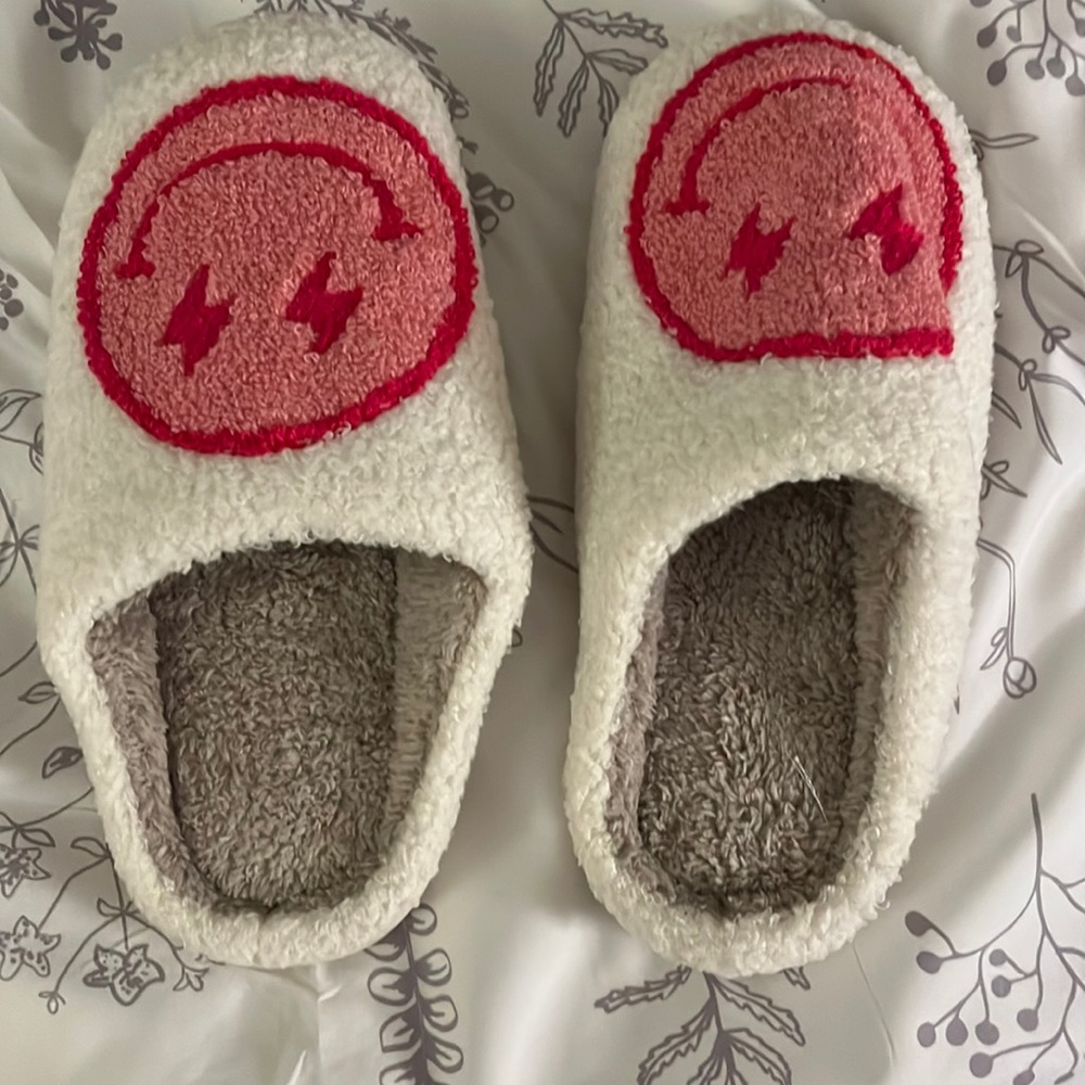 NWOT Never worn Pink Smiley Slippers